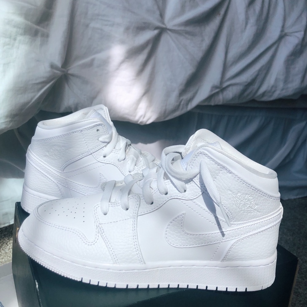 Air Jordan Retro 1 Mid “Triple White” GS Youth